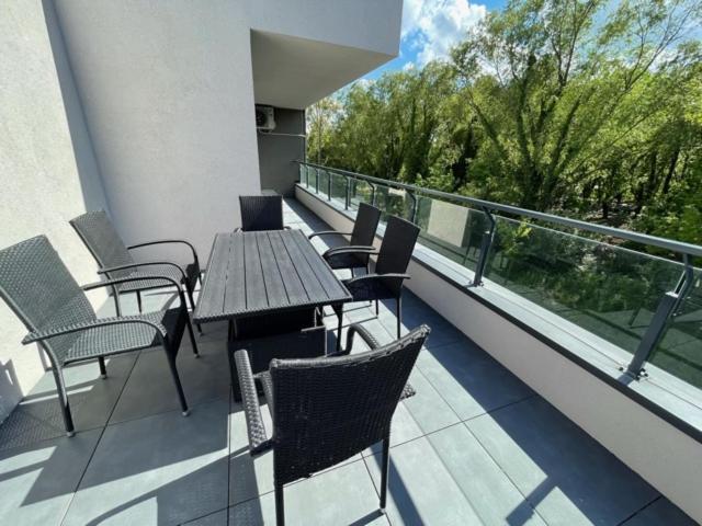 Lakeside Family & Studio Apartments ケストヘイ エクステリア 写真