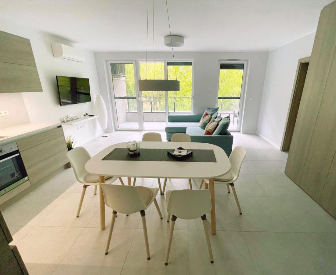 Lakeside Family & Studio Apartments ケストヘイ エクステリア 写真